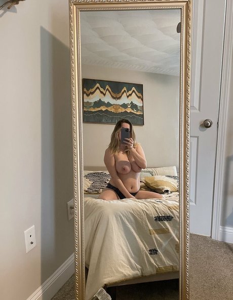 hotmomevie nude model pic