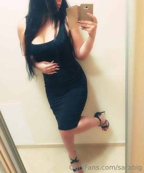 sarabig model naked picture