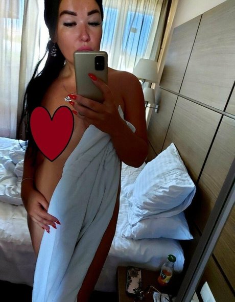 sarabig model nude picture