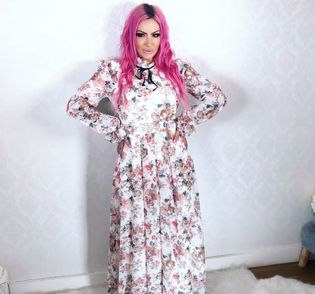 Jodie Marsh star art gallery