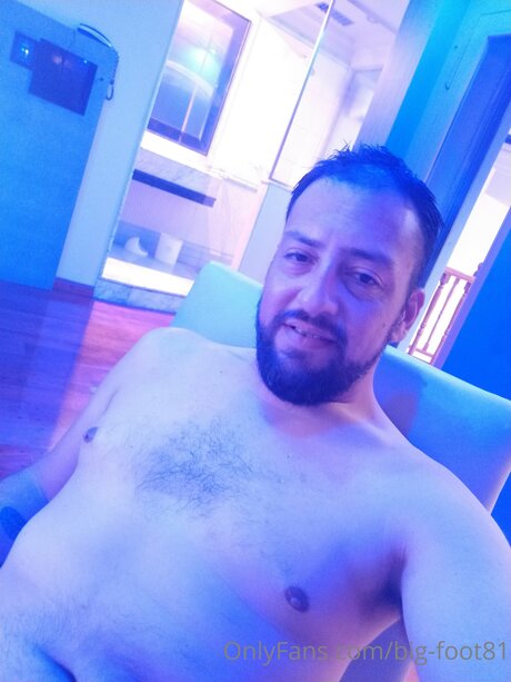 Big Foot81 model naked photo