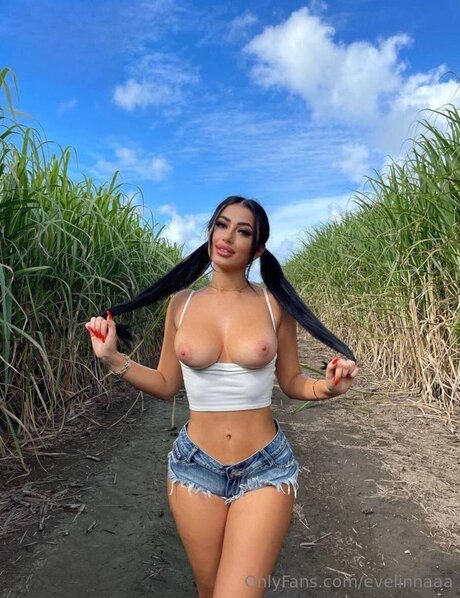 Evelinnaaa sex model pics