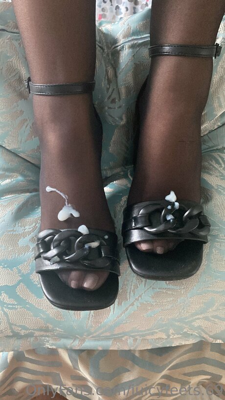 Juicyfeets 69 star nude photo