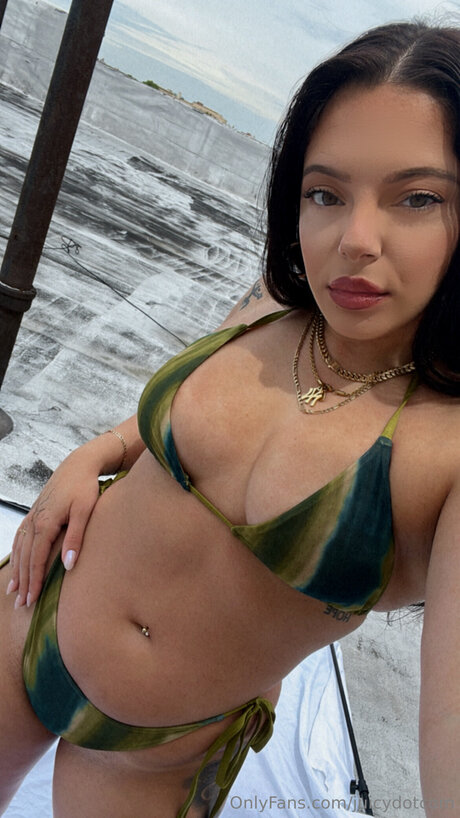 Juicydotcom model naked photos
