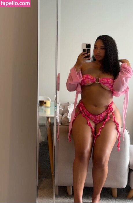 Melanadavids model pornographic images