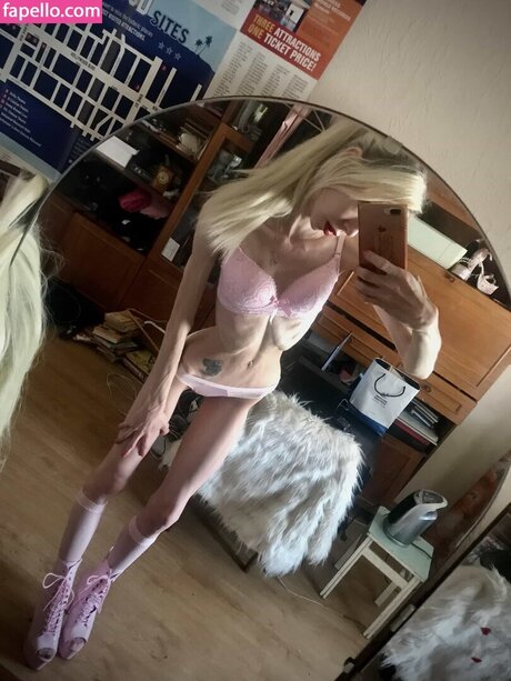 La Strawberry star naked archive