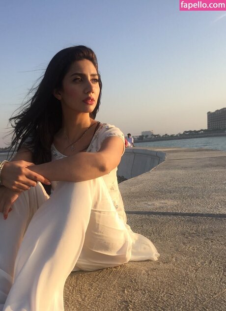 Mahira Khan sexy model photo