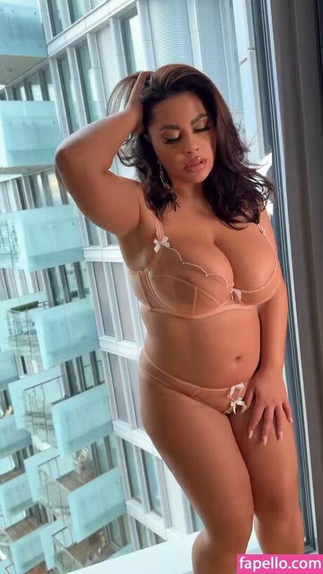 Coco Rains hot star picture