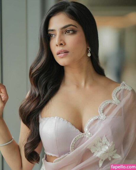 Malavika Mohanan model hot images