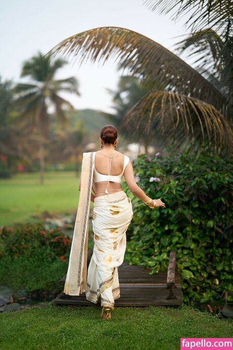 Malavika Mohanan sexy model photos
