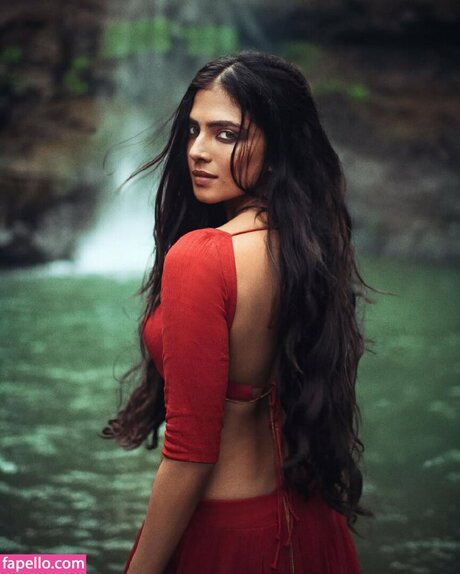 Malavika Mohanan star erotic images