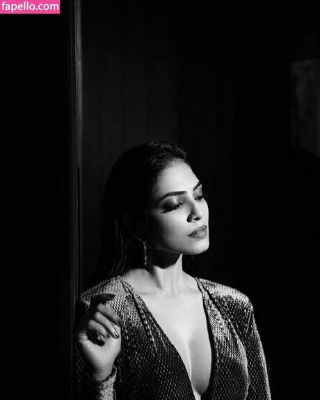 Malavika Mohanan model art galleries
