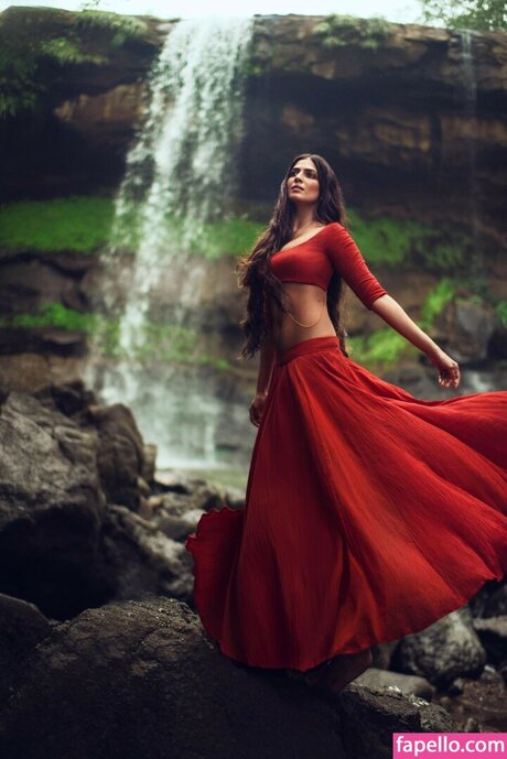 Malavika Mohanan sexy model photos
