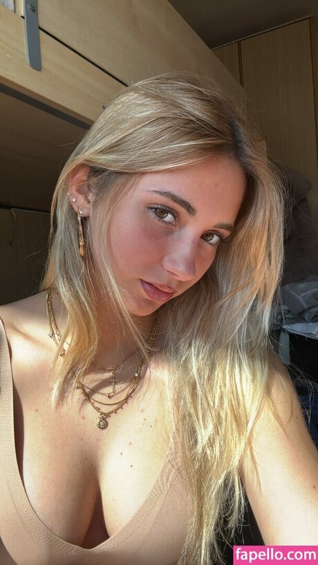 Iris Vallaranii nudes star images