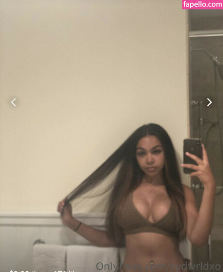 sydswrldxo naked model photo