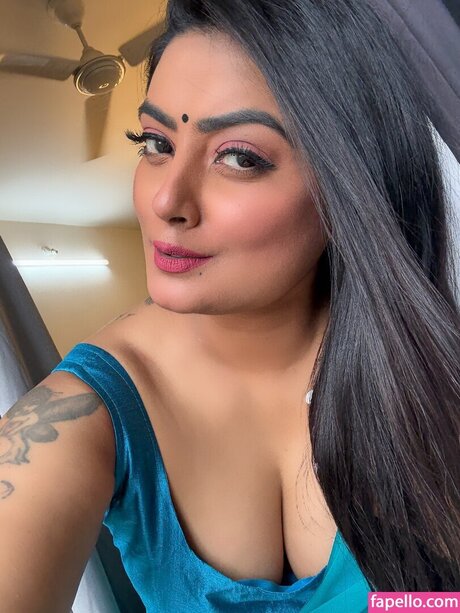 Twinkle Kapoor art model pic