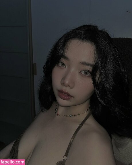 Omulet t model naked image