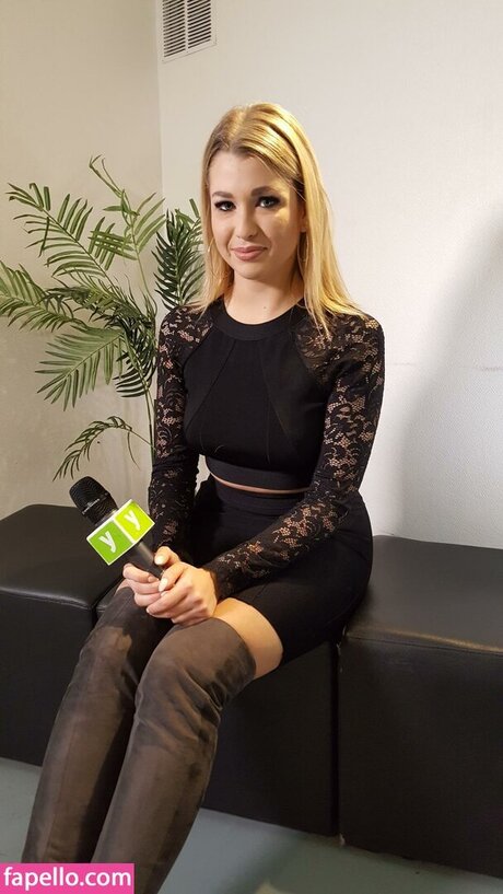 Enjoyphoenix top model picture