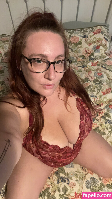 RefashionedHippie model naked picture