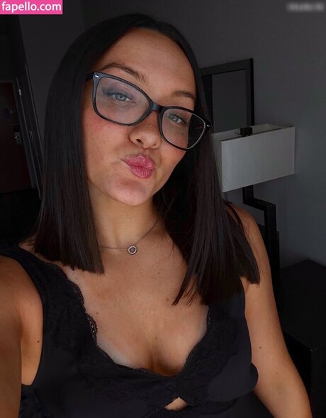 Izzy Moreno pretty star pics