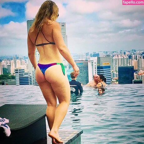 Bethe Correia top star gallery