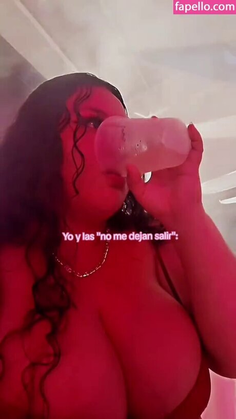 Carmen Ramos hot star pic