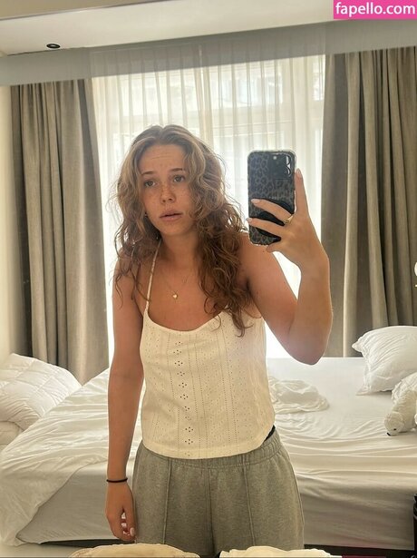 Rhode Kok sexy star gallery