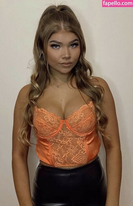 Tillybartram model hd pics