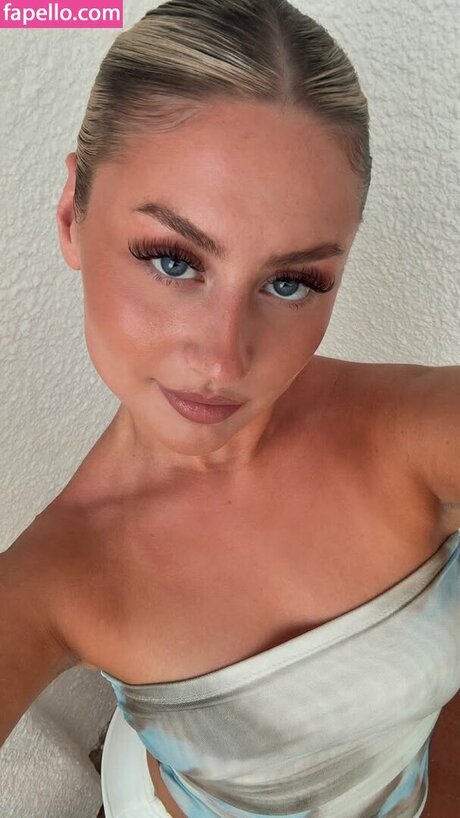 Lauren Duffy beautiful star image