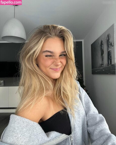 Lara Spengler model top image