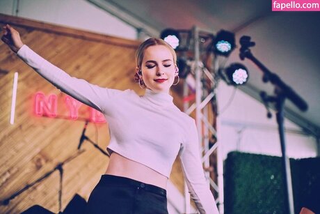 Bridgit Mendler star photos