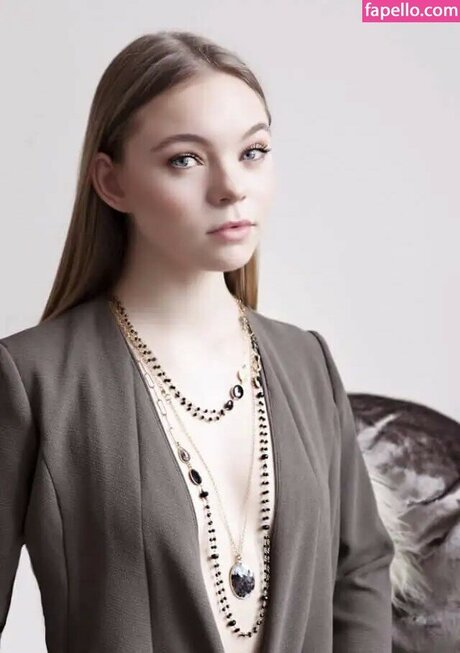 Taylor Hickson model top pictures