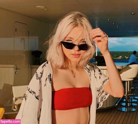 Taylor Hickson nude actress picture