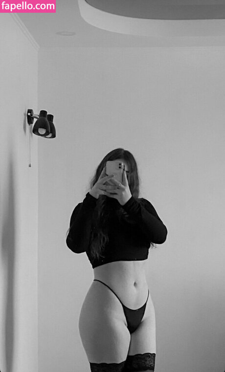 Evvoxi nude model image