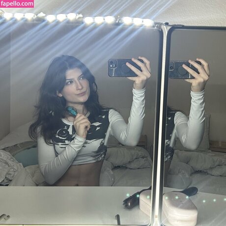 Squirtstain erotic pornstar photo