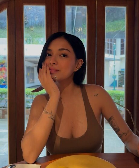 mikslmnc high quality model image