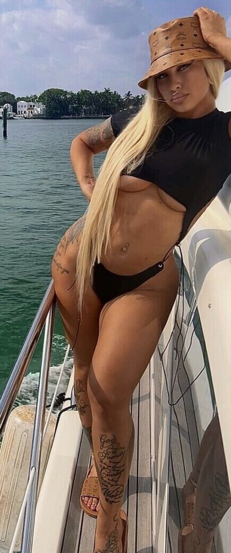 Amber Watkins star sexy pics