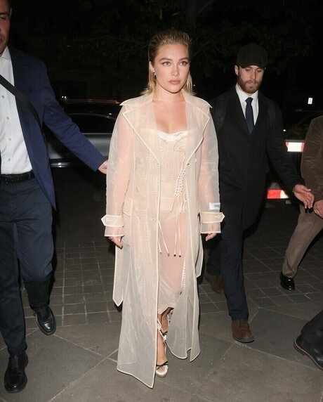 florencepugh model art photo