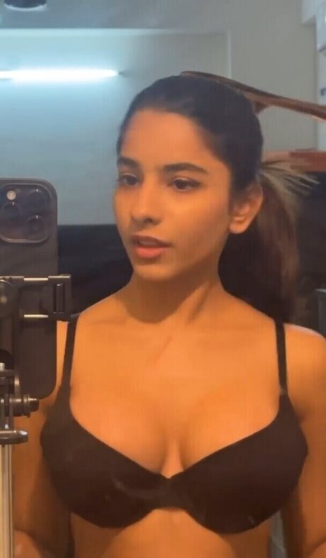 Aurora Sinclair model perfect pictures