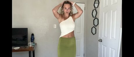 Beez ASMR model beautiful img