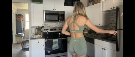 Beez ASMR star adult img