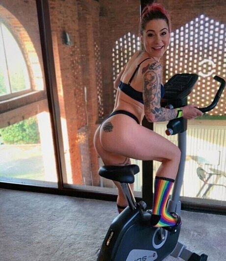 Lucy Spraggan model adult pictures
