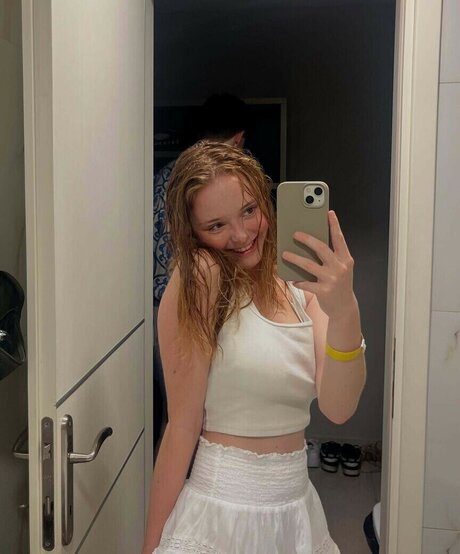 Madeleine b123 pornographic star picture