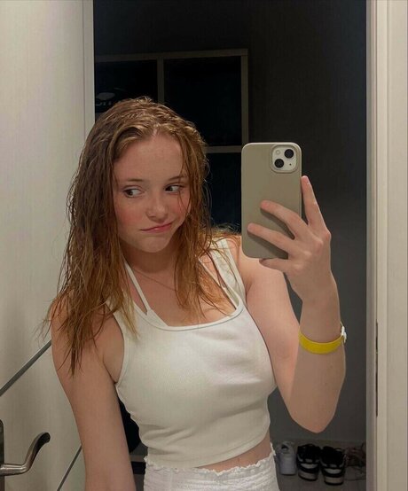 Madeleine b123 top profile image