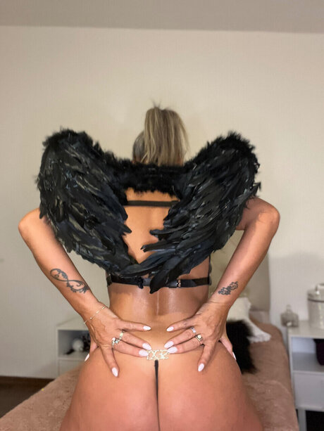 OMARA 50 years old erotic star pictures