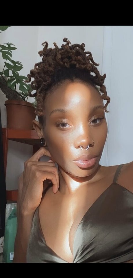 venusmoon3 model naked photo