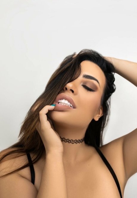 momoneyyymoprobzzz sex pornstar pic