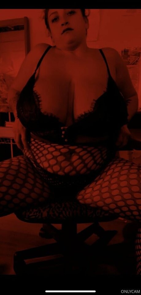 cambriacurves pornstar naked pic