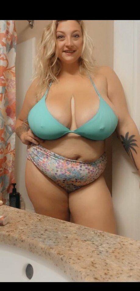 cambriacurves hot star pics