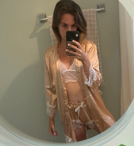 Miss Bell ASMR top star image